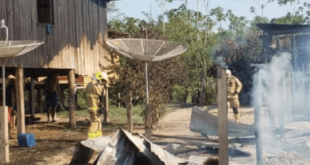 Casa pega fogo em comunidade no Acre e Bombeiros se deslocam 50 km para ocorrência