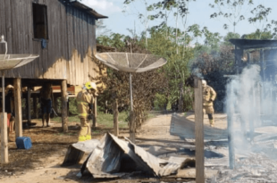 Casa pega fogo em comunidade no Acre e Bombeiros se deslocam 50 km para ocorrência