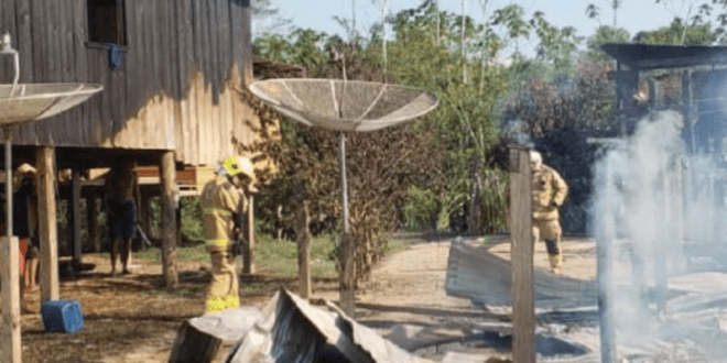 Casa pega fogo em comunidade no Acre e Bombeiros se deslocam 50 km para ocorrência