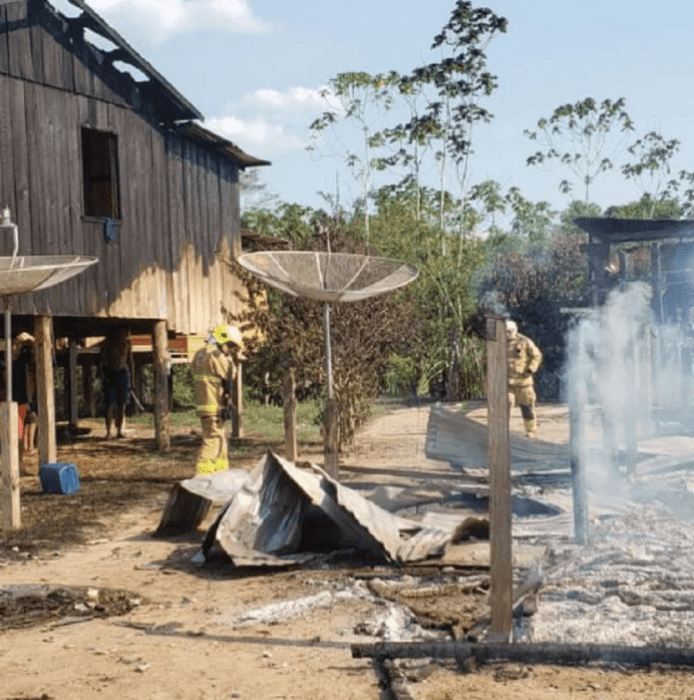 Casa pega fogo em comunidade no Acre e Bombeiros se deslocam 50 km para ocorrência 2 Casa pega fogo em comunidade no Acre e Bombeiros se deslocam 50 km para ocorrência