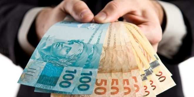 Servidores públicos recebem salário antecipado neste sábado 24