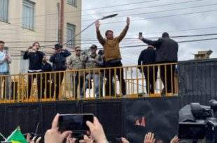 Falha no som anuncia número 13, do PT, em comício de Bolsonaro