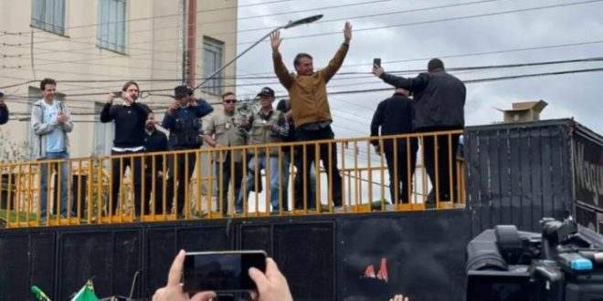 Falha no som anuncia número 13, do PT, em comício de Bolsonaro