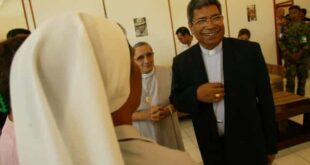 Bispo ganhador do Nobel da Paz é acusado de abuso sexual de adolescentes
