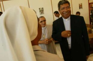 Bispo ganhador do Nobel da Paz é acusado de abuso sexual de adolescentes