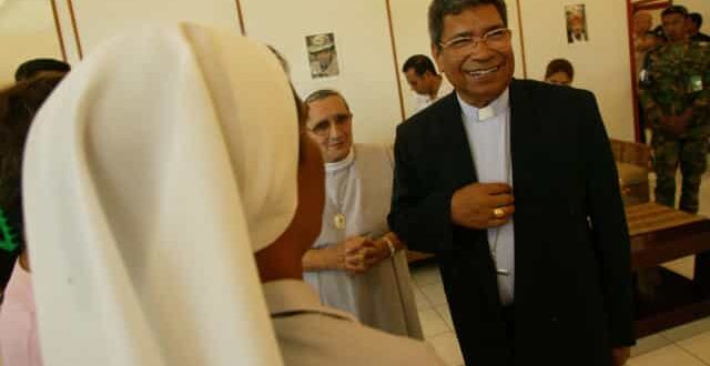 Bispo ganhador do Nobel da Paz é acusado de abuso sexual de adolescentes