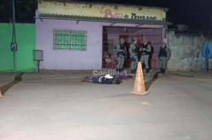 Adolescente é morto com dois tiros após assaltar grupo e tentar atirar contra policial em Rio Branco