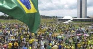Presentes ao desfile de Brasília pedem 'faxina no STF' e intervenção das Forças Armadas