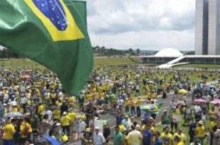 Presentes ao desfile de Brasília pedem 'faxina no STF' e intervenção das Forças Armadas
