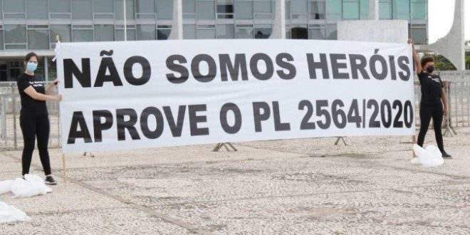 Representantes de enfermeiros falam em greve após suspensão de piso salarial