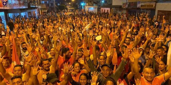 Em Rodrigues Alves, Petecão faz comício gigante e diz: "Parem de brigar com a verdade, nós estamos no segundo turno"