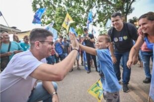 “Governador, você será lembrado para sempre por nós”, diz morador a Gladson durante bandeiraço em Xapuri