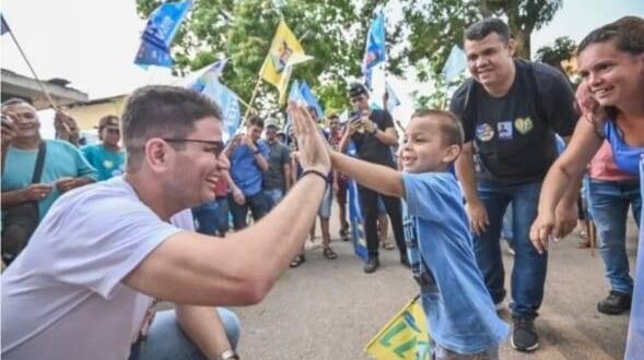 “Governador, você será lembrado para sempre por nós”, diz morador a Gladson durante bandeiraço em Xapuri