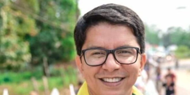 Jenilson casa votos com os candidatos ao governo e políticos de vários partidos