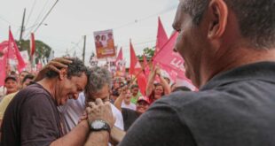 Jorge Viana e Marcus Alexandre são abraçados por moradores do Calafate