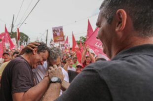 Jorge Viana e Marcus Alexandre são abraçados por moradores do Calafate