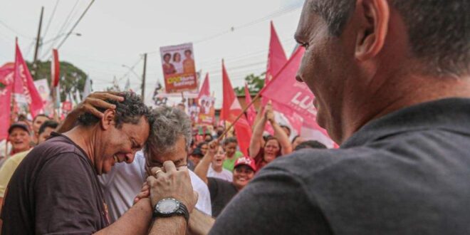 Jorge Viana e Marcus Alexandre são abraçados por moradores do Calafate