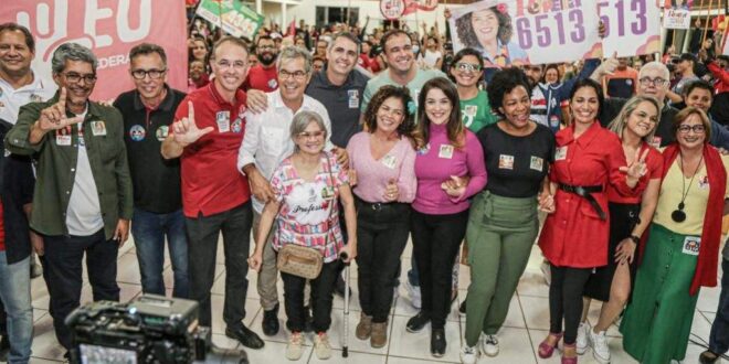 Em ato com educadores, Jorge garante valorização da categoria, incluindo aposentados