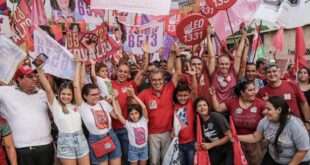 Com filhas e netos, Jorge Viana caminha em bairros da parte alta da cidade:"política não é negócio"