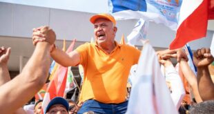 Em Cruzeiro do Sul, Petecão é recebido com festa e desfila "nos braços do povo"