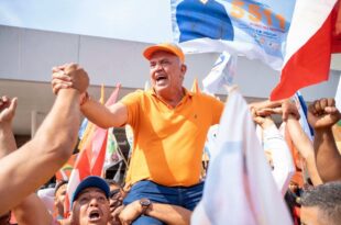 Em Cruzeiro do Sul, Petecão é recebido com festa e desfila "nos braços do povo"