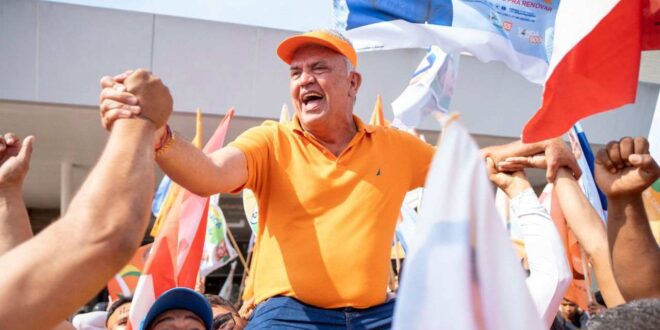 Em Cruzeiro do Sul, Petecão é recebido com festa e desfila "nos braços do povo"