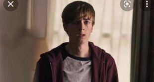 Ator de “Riverdale” é condenado à prisão perpétua por matar a própria mãe