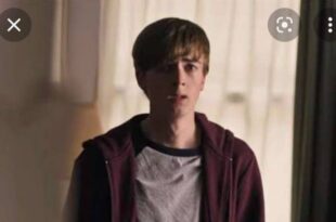Ator de “Riverdale” é condenado à prisão perpétua por matar a própria mãe