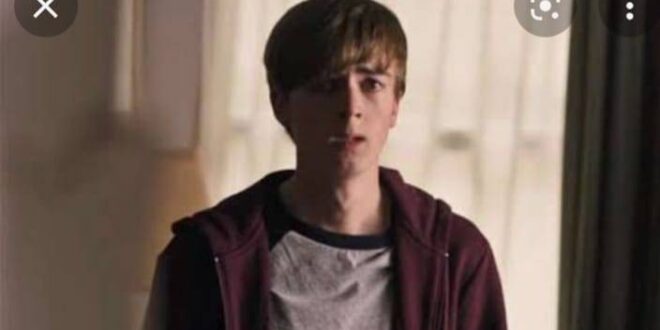 Ator de “Riverdale” é condenado à prisão perpétua por matar a própria mãe