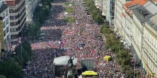 Tchecos ocupam Praga em protesto contra preço da energia