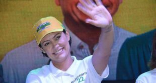 De boné e camiseta Michelle Bolsonaro discursa no Acre. Veja o vídeo