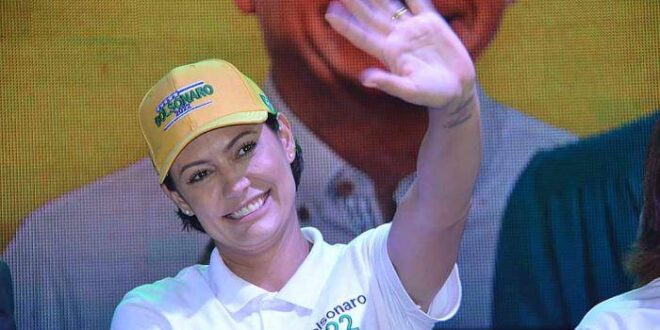 De boné e camiseta Michelle Bolsonaro discursa no Acre. Veja o vídeo