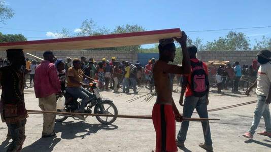 Possibilidade de intervenção internacional provoca revolta e saques no Haiti