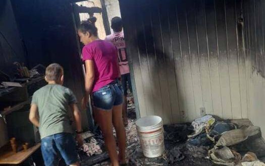 Em Sena Madureira Casa pega fogo e Família fica somente com a roupa do corpo