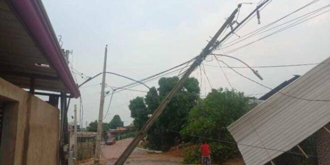 Temporal deixa rastro de destruição em Epitaciolândia