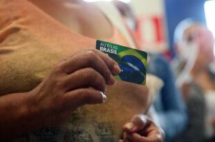 Bolsonaro tem melhor patamar de aprovação e intenção de votos entre público do Auxílio Brasil