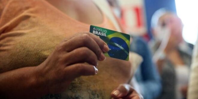 Bolsonaro tem melhor patamar de aprovação e intenção de votos entre público do Auxílio Brasil