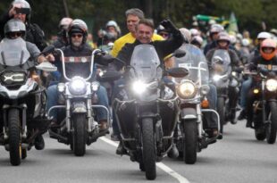 Bolsonaro encerra campanha em São Paulo com motociata e repete que vai ter pelo menos 60% dos votos
