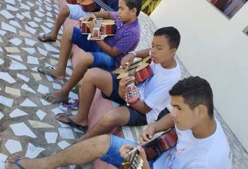 Jordão:  Escola  de Música  da Igreja  Católica  com apoio da Prefeitura  ensina jovens a tocar instrumentos
