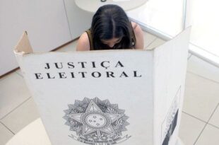 Pressão sobre funcionárias para filmarem voto 'com celular no sutiã' é investigada