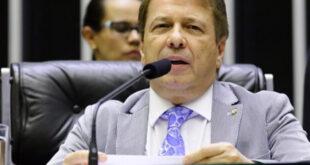 Revoltado com manifestações contra corte de verbas, deputado diz que universitários merecem ser queimados