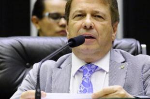 Revoltado com manifestações contra corte de verbas, deputado diz que universitários merecem ser queimados