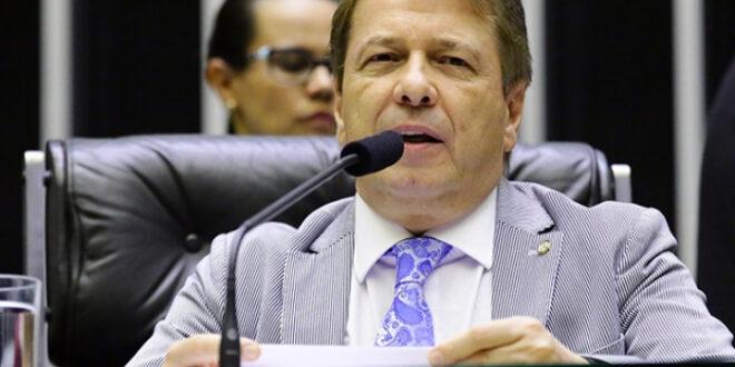 Revoltado com manifestações contra corte de verbas, deputado diz que universitários merecem ser queimados