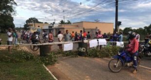 Cruzeiro do Sul: moradores bloqueiam Estrada reivindicando asfaltamento