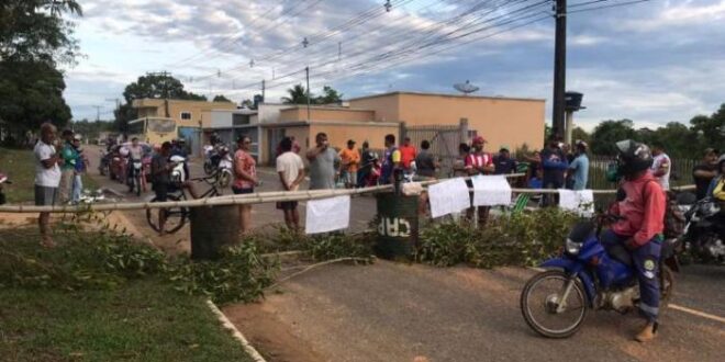 Cruzeiro do Sul: moradores bloqueiam Estrada reivindicando asfaltamento