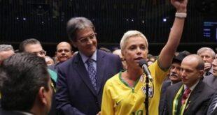 Filha de Roberto Jefferson confirma que o pai vai resistir a prisão à bala. Vídeo