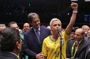 Filha de Roberto Jefferson confirma que o pai vai resistir a prisão à bala. Vídeo