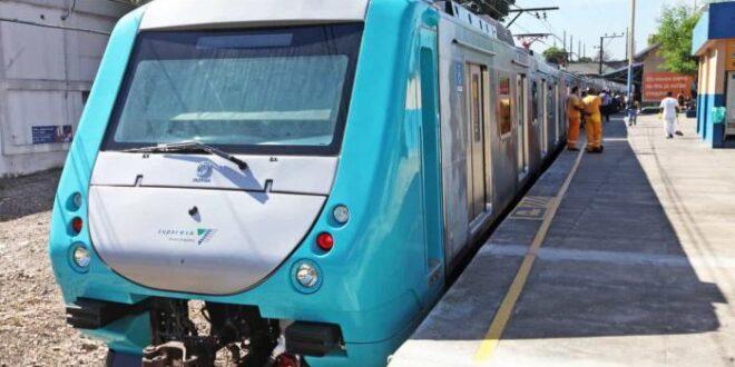Idoso fica com mão presa em porta de trem do metrô do Rio, é arrastado e morre