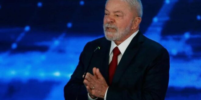 Lula: "Bolsonaro não baixou gasolina antes porque é subordinado a importadores"