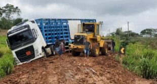 Carreta atola e BR 364 fica fechada por mais de 18 horas
